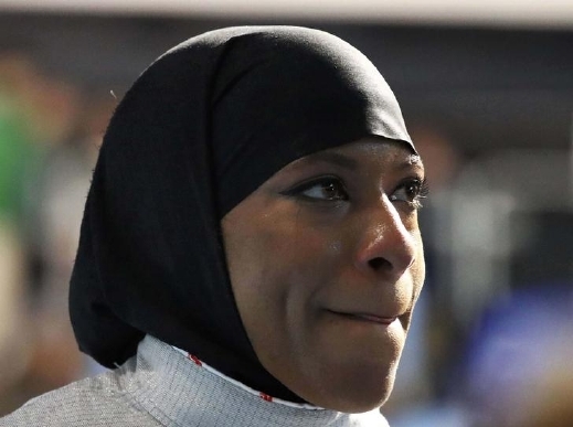 ابتهاج محمد أول مججبة أمريكية في الأولمبياد تودع ريو بعد خسارتها أمام منافستها الفرنسية